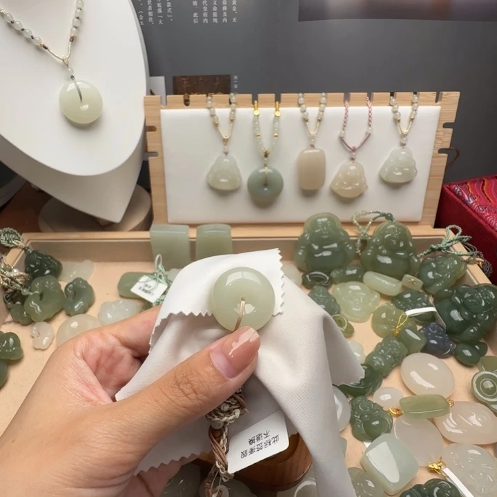 颈饰未镶嵌和田玉