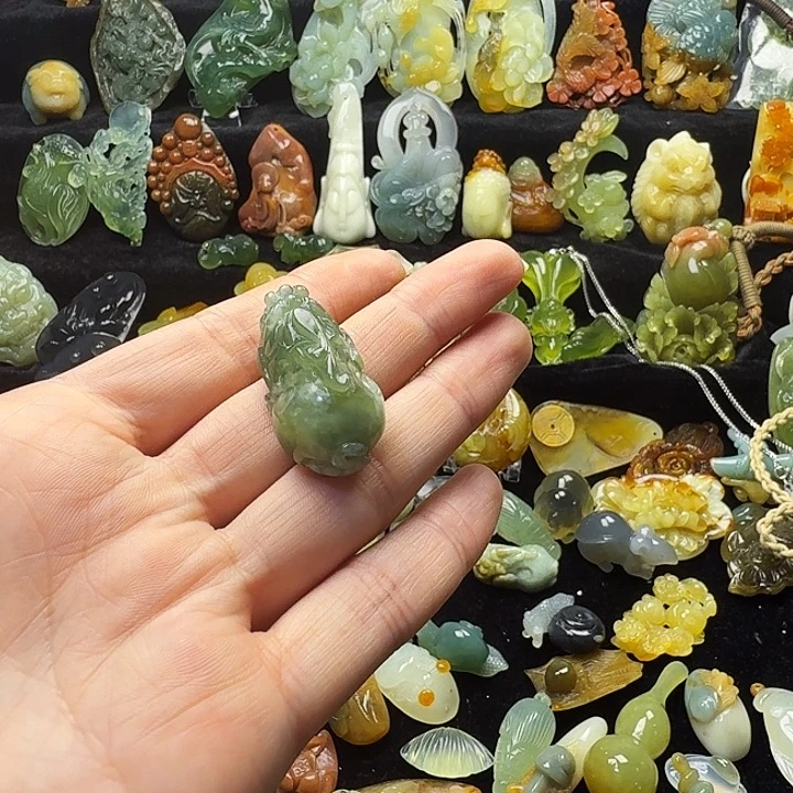 蛇纹石玉未镶嵌颈饰