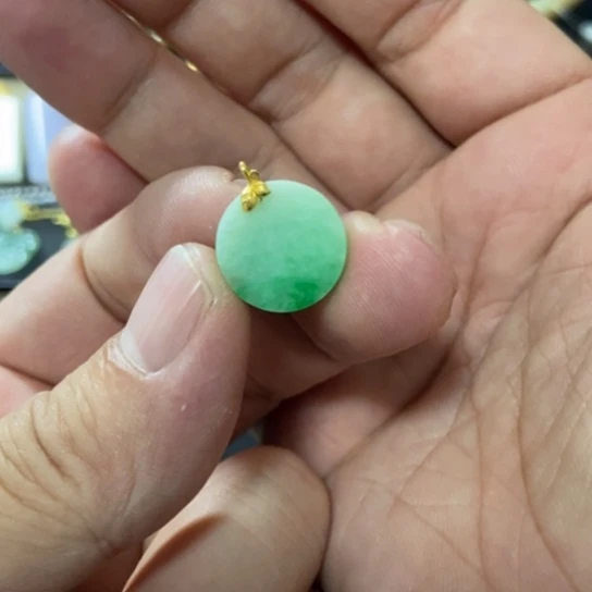 睿***欣翡翠18K金镶嵌颈饰好看