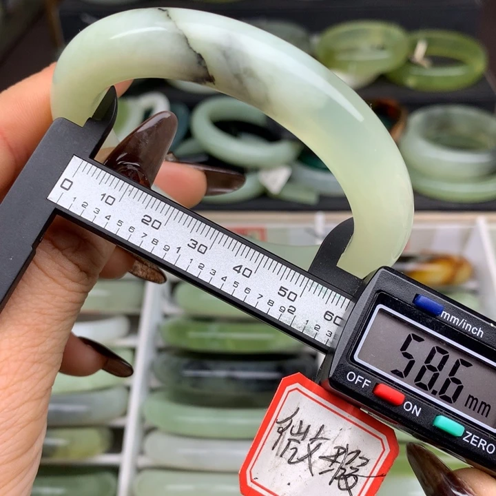 蛇纹石玉未镶嵌手镯554