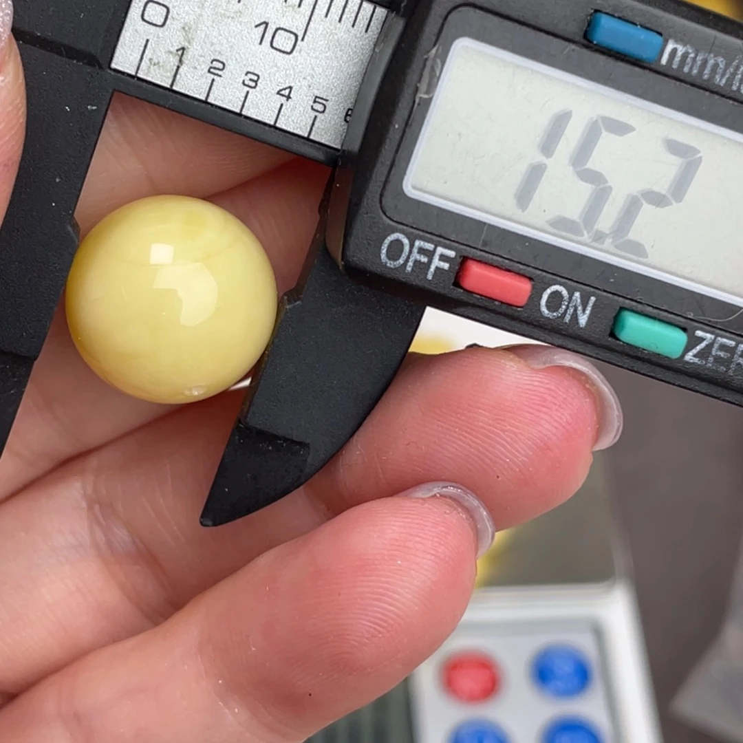 未镶嵌琥珀裸石微瑕145