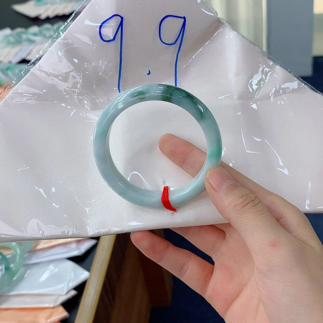 翡翠手镯未镶嵌点**生买断