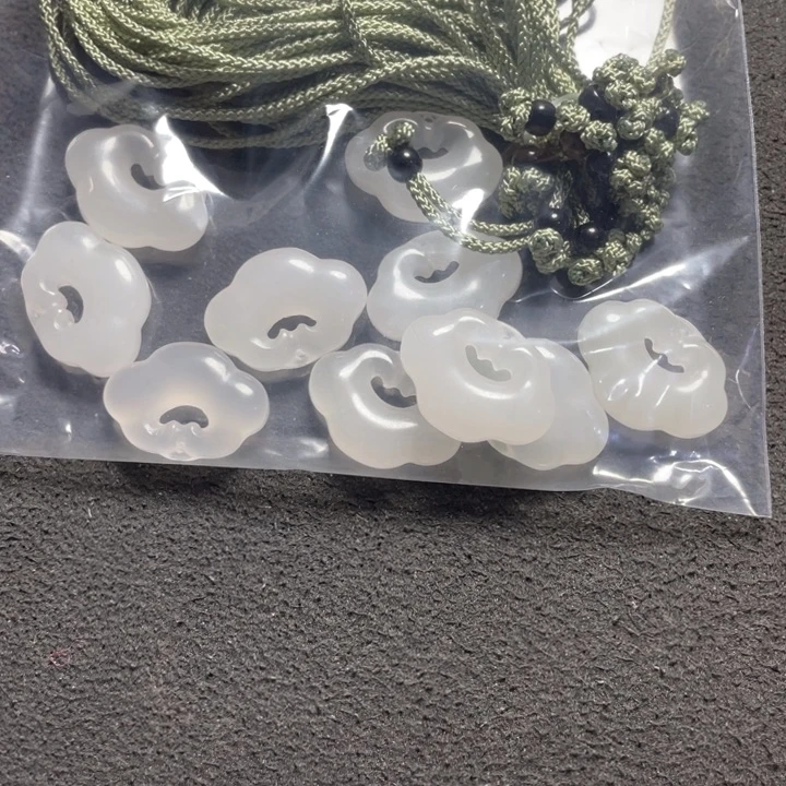 颈饰未镶嵌石英质玉石**峰