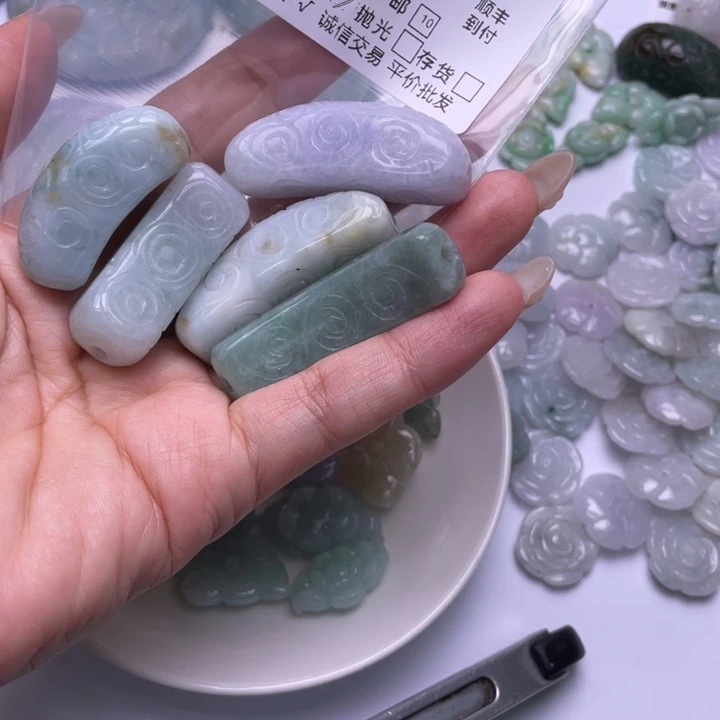 翡翠未镶嵌颈饰M****n