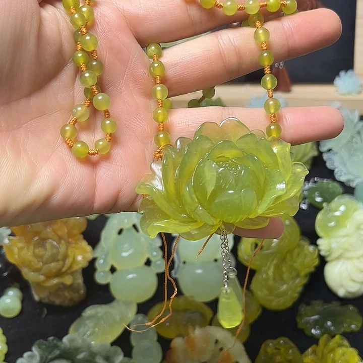 蛇纹石玉未镶嵌颈饰