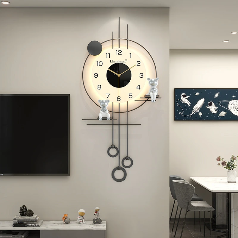 温馨宇航熊--恋妆创意简约装饰挂钟静音免打孔挂件时钟2025新款