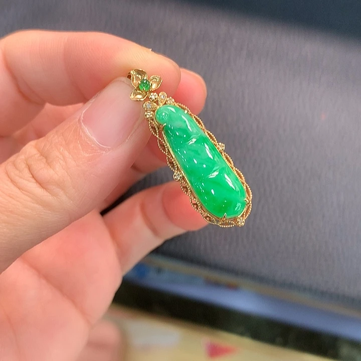 翡翠18K金镶嵌颈饰福豆