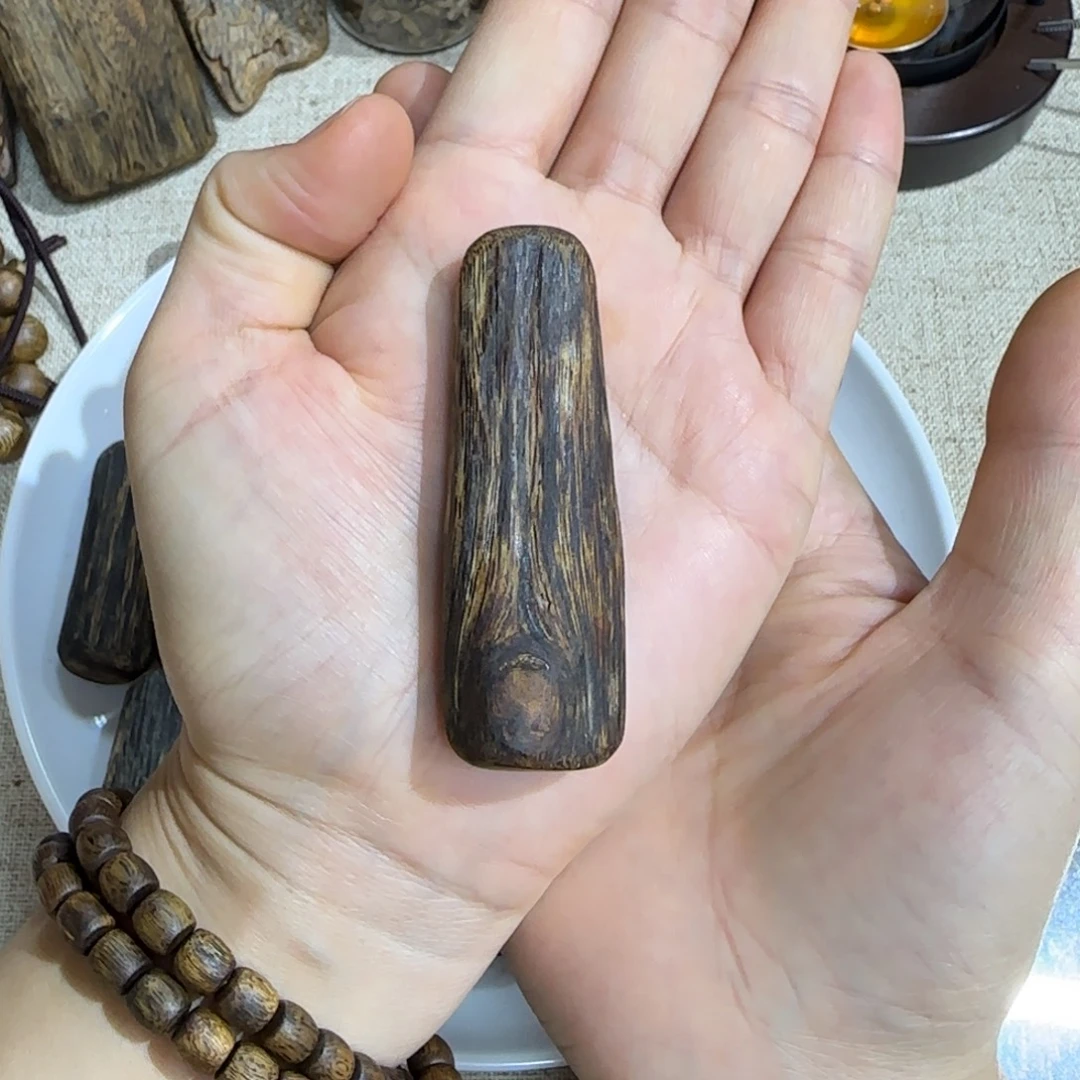 沉香吊坠奇楠沉香高油脂老料素牌吊坠11.9克