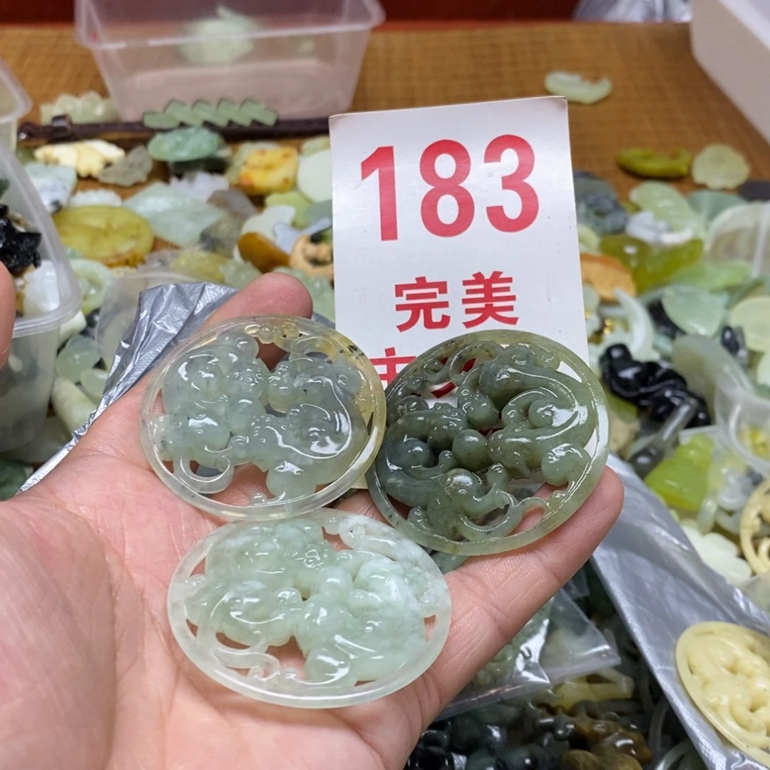蛇纹石玉挂坠未镶嵌