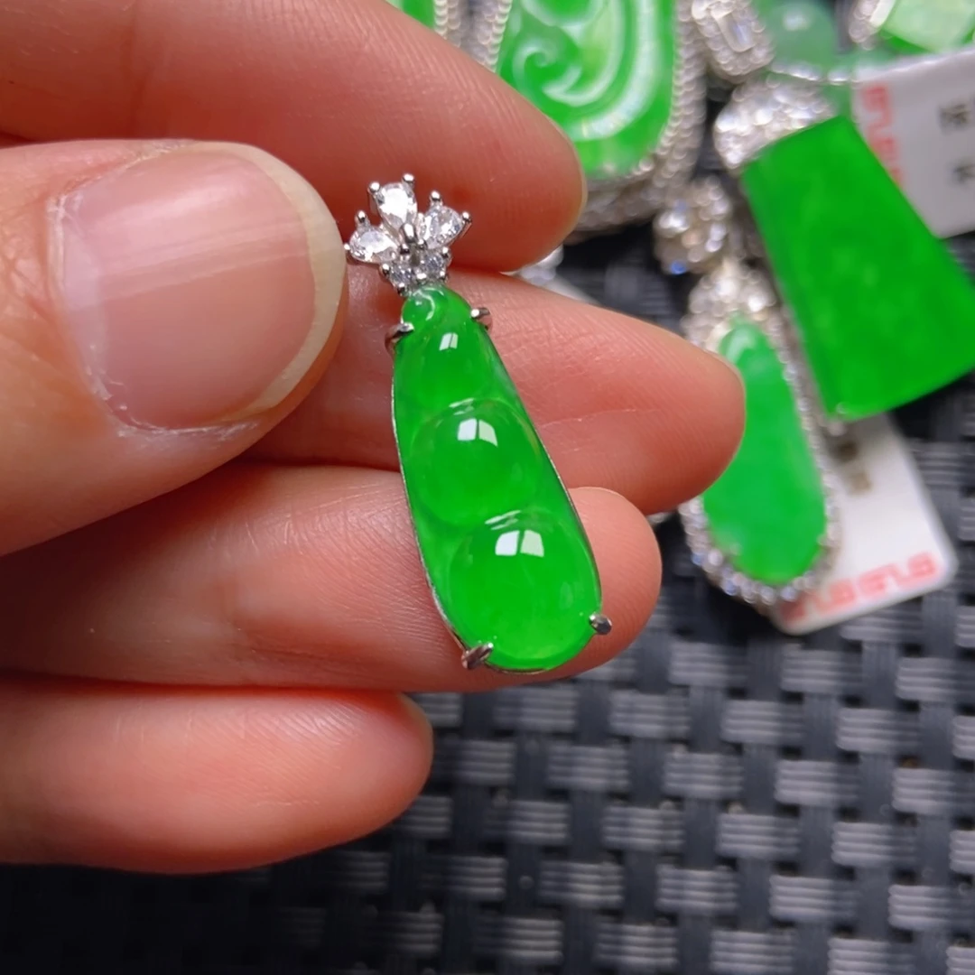 翡翠银S925镶嵌颈饰福豆吊坠