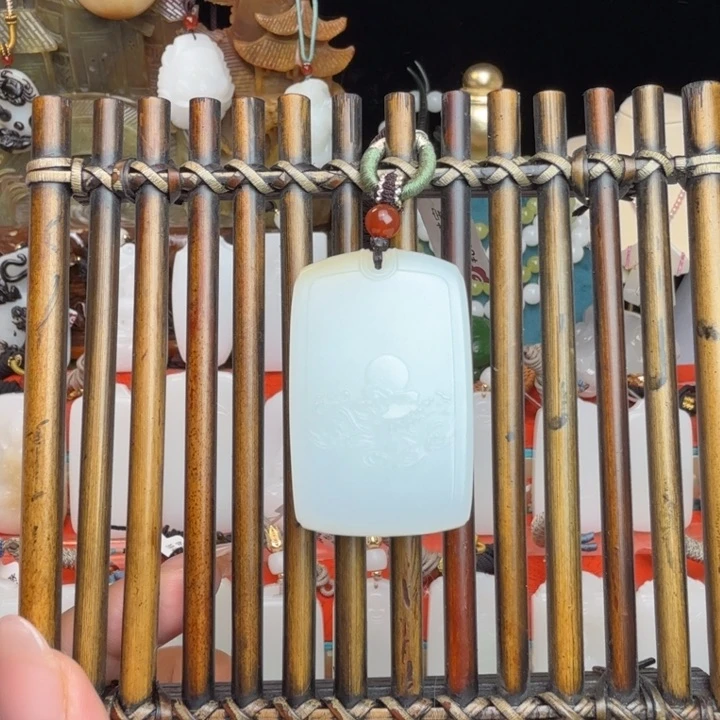 颈饰未镶嵌和田玉（糖玉）树*