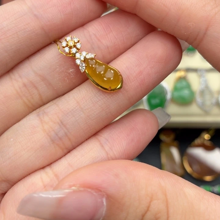 颈饰18K金镶嵌翡翠