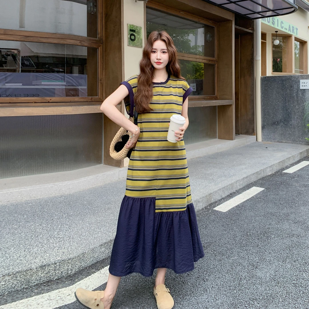今年流行超好看爆款连衣裙女2025夏季新款设计感条纹撞色拼接长裙