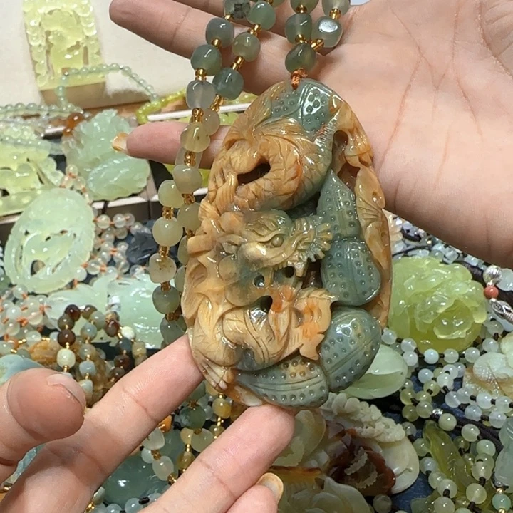 未镶嵌蛇纹石玉吊坠隔**王