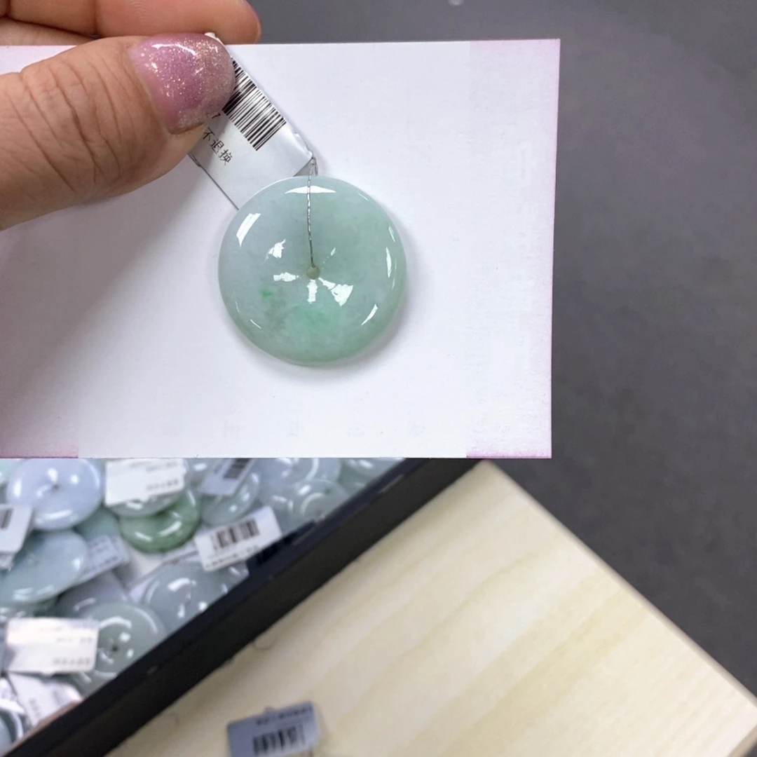 翡翠颈饰未镶嵌平安扣