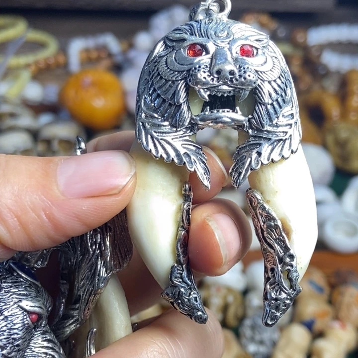 龙*儿配饰一个出大牙一个