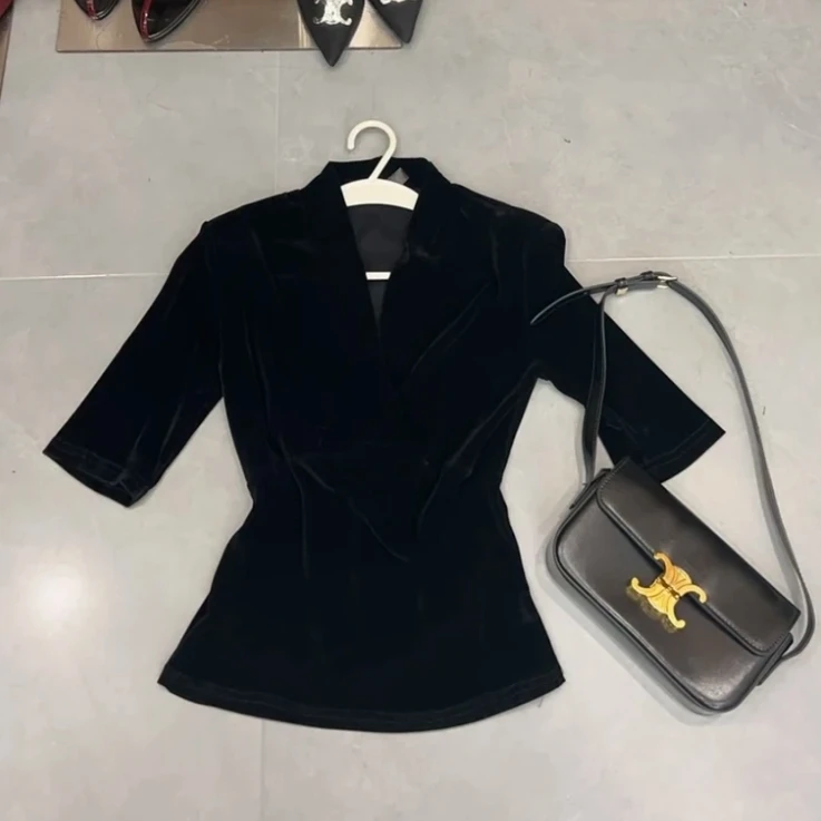 常规V领法式修身型T恤黑色常规款显瘦短袖时尚