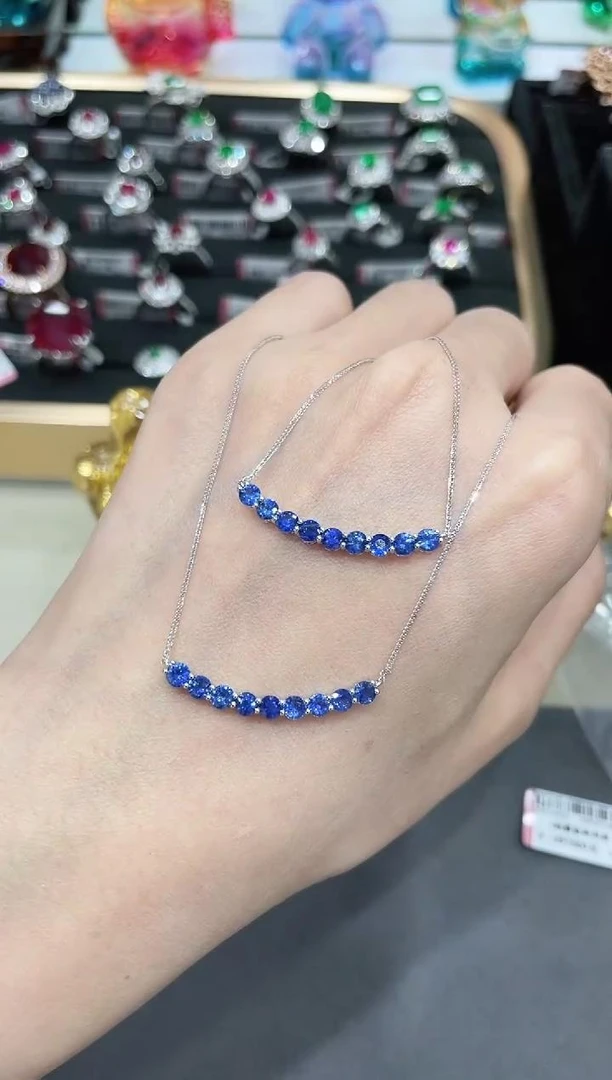 18K金镶嵌蓝宝石项链微笑款 多样性发其一