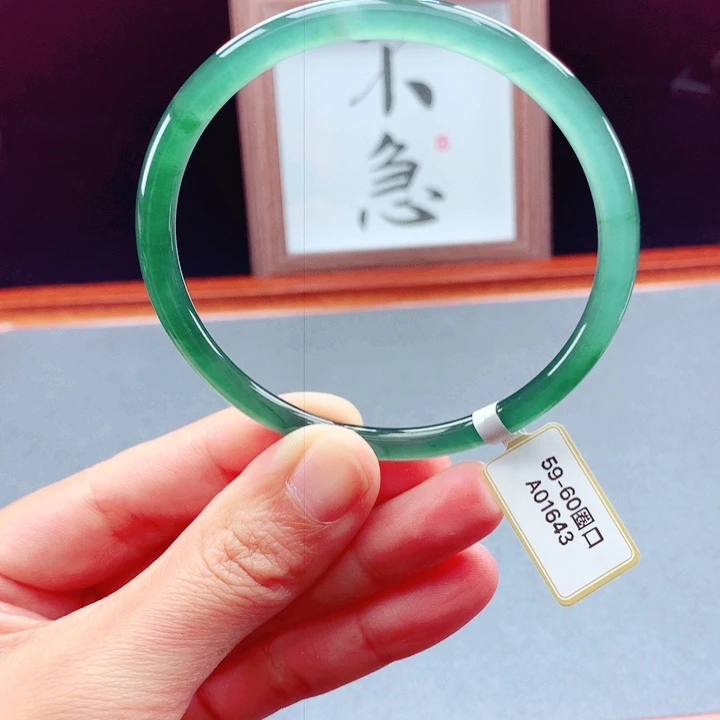 未镶嵌手镯翡翠圆镯