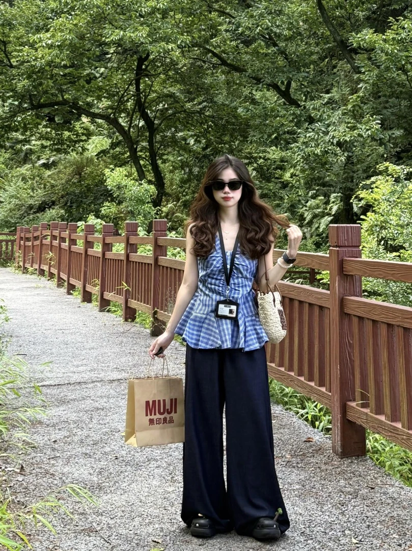 2025夏季法式复古蓝色格子V领无袖背心衬衫上衣搭配休闲裤两件套