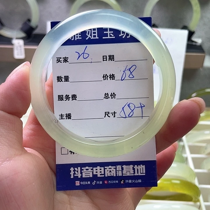 蛇纹石玉未镶嵌手镯哆**梦