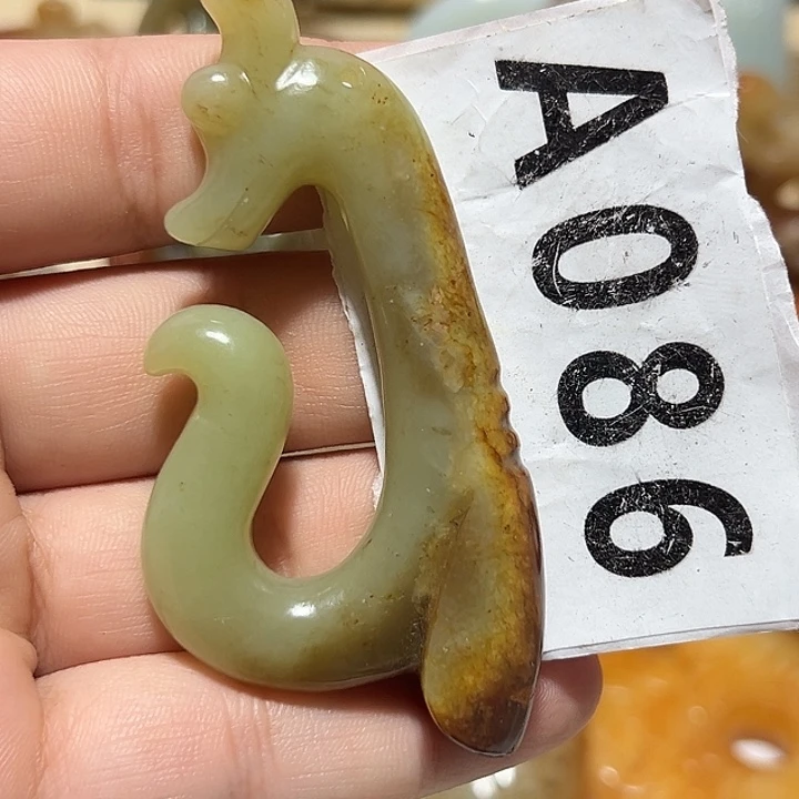 看***史颈饰未镶嵌和田玉