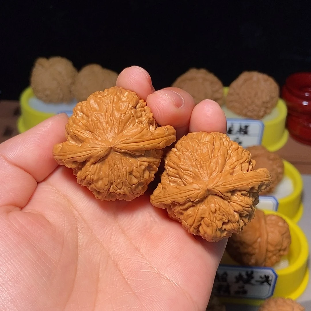 文玩核桃吊坠白狮子