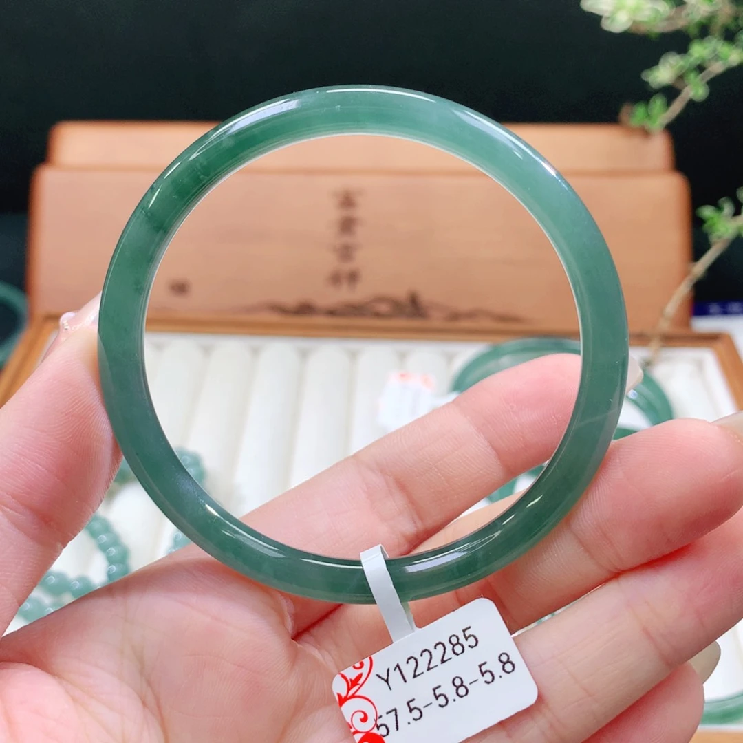 翡翠手镯未镶嵌天然