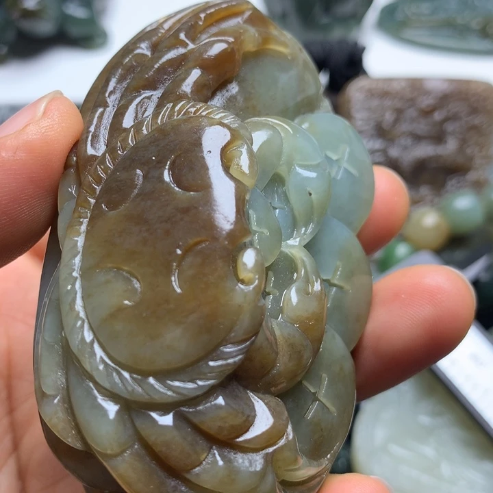 王***山和田玉未镶嵌颈饰