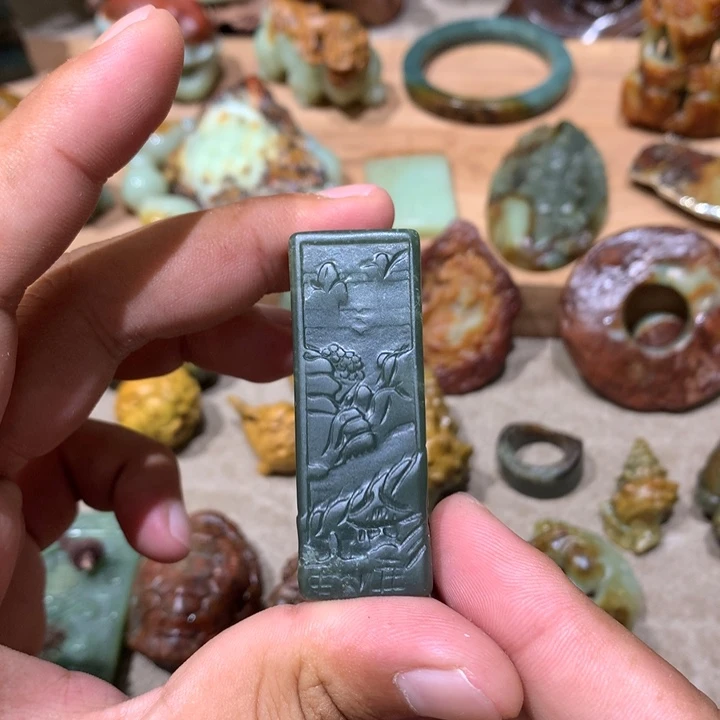 未镶嵌岫岩老玉（透闪石质玉）挂件