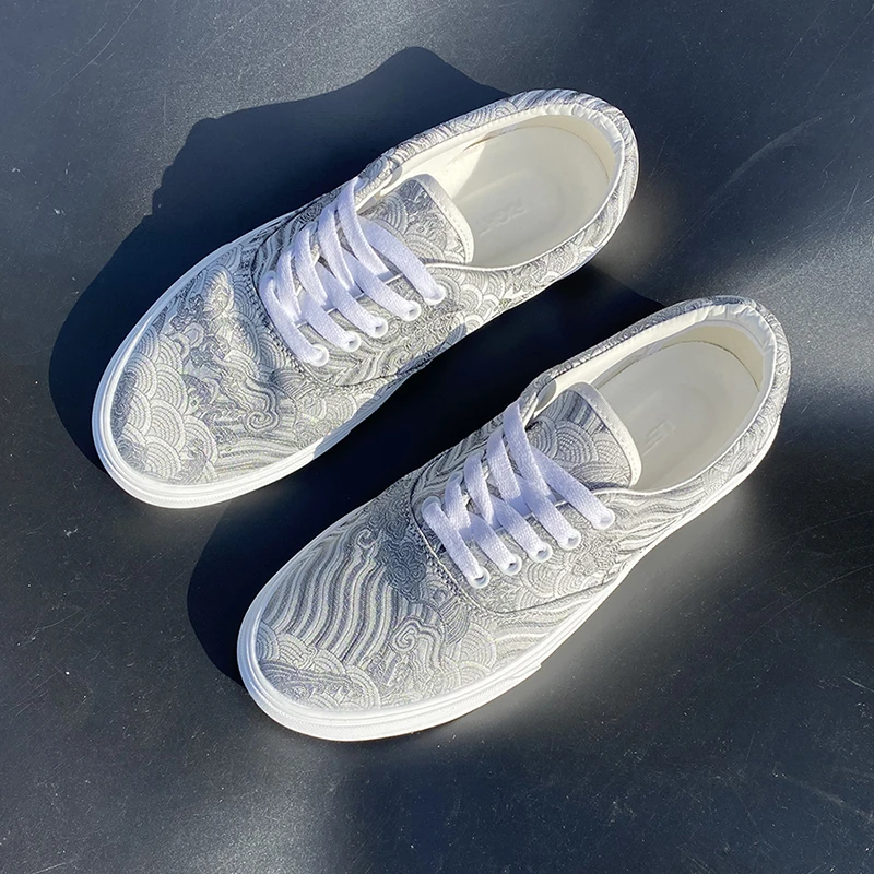 2025夏季新款大码男鞋潮流男士时尚透气休闲百搭国风灰色刺绣板鞋