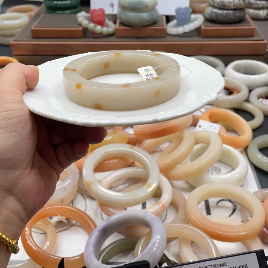 熹***微石英质玉手镯未镶嵌