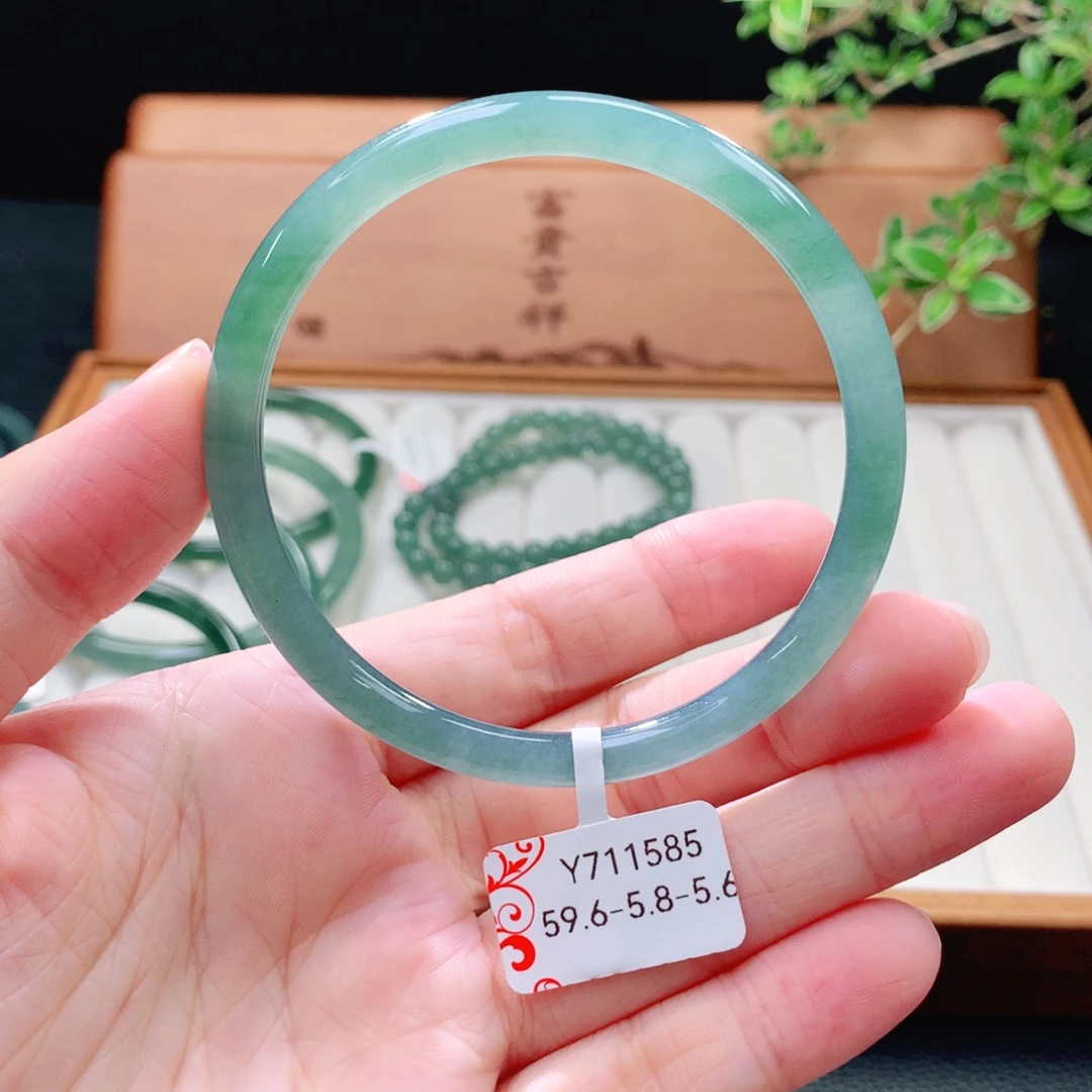 未镶嵌手镯（圆镯）翡翠