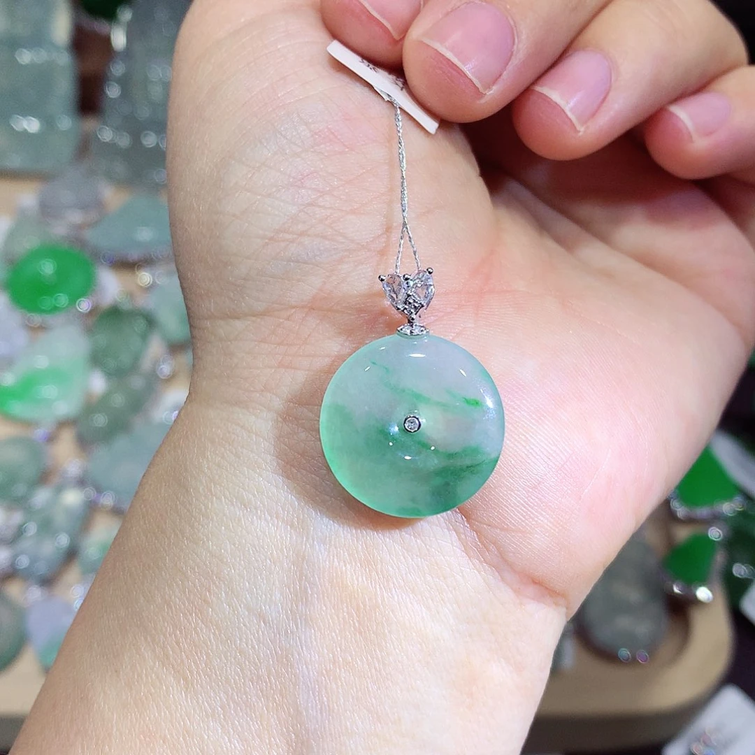 翡翠18K金镶嵌颈饰扣子