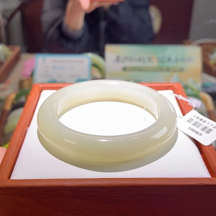 和田玉未镶嵌手镯6。  56