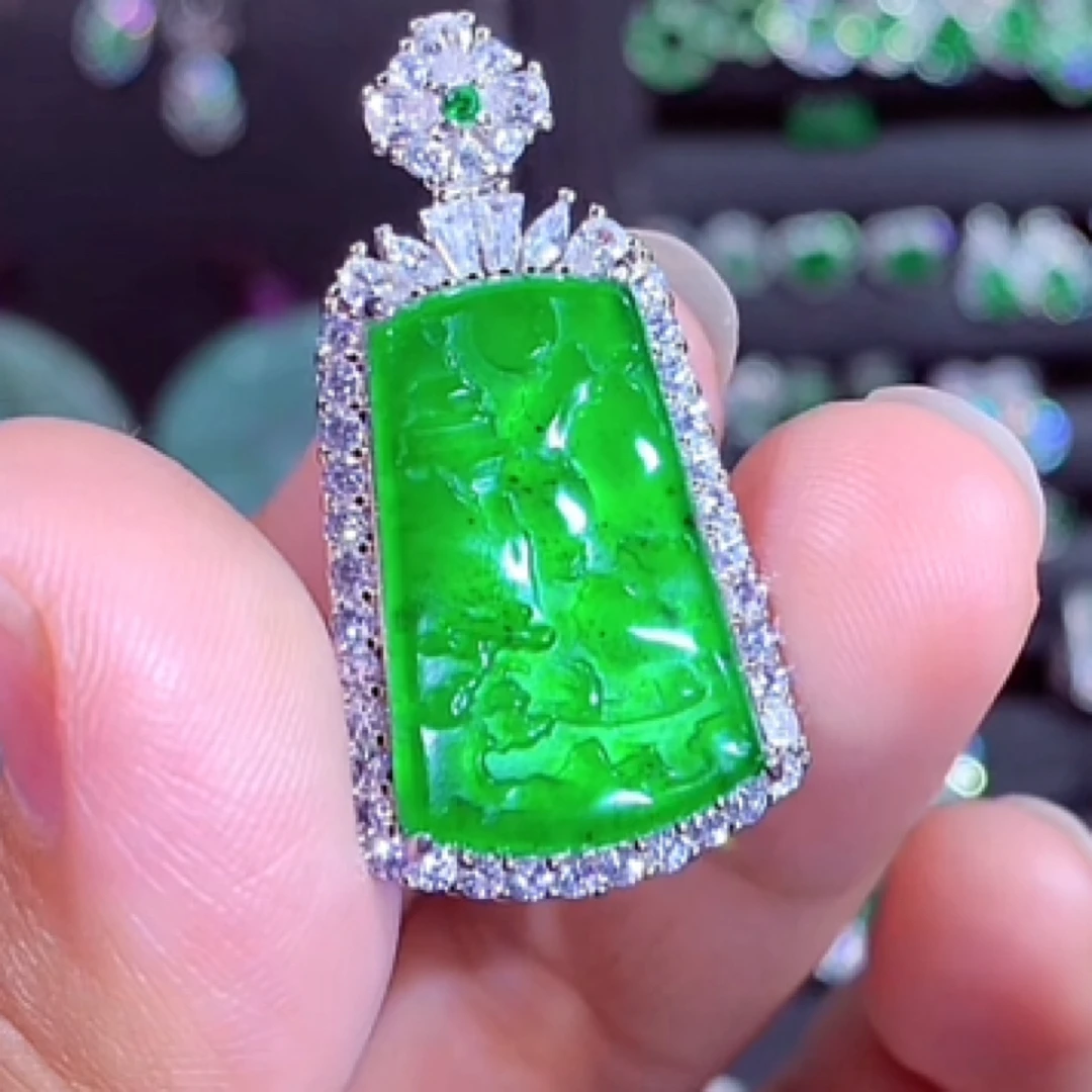 天然A货翡翠冰绿山水牌吊坠