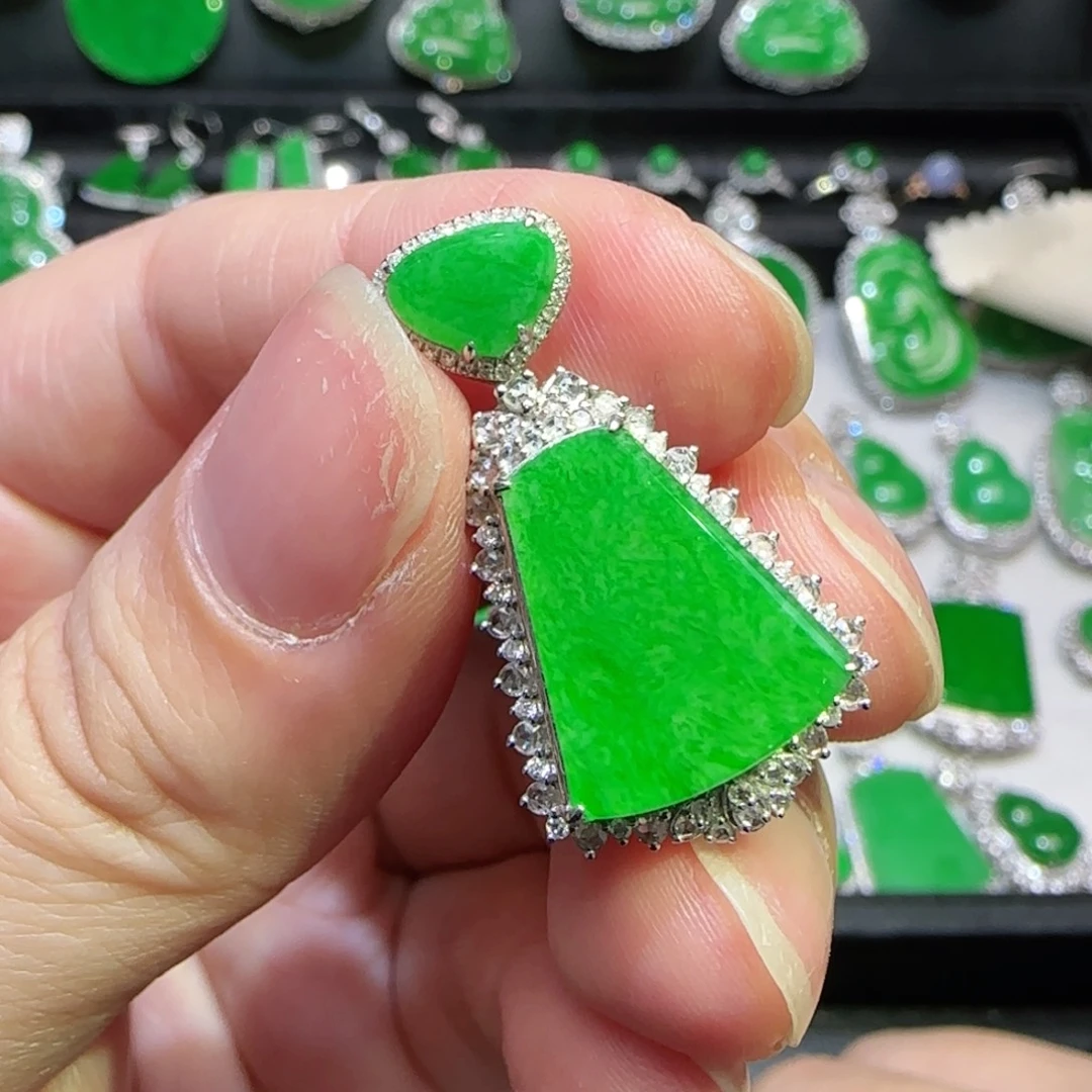 翡翠18K金镶嵌颈饰无事牌