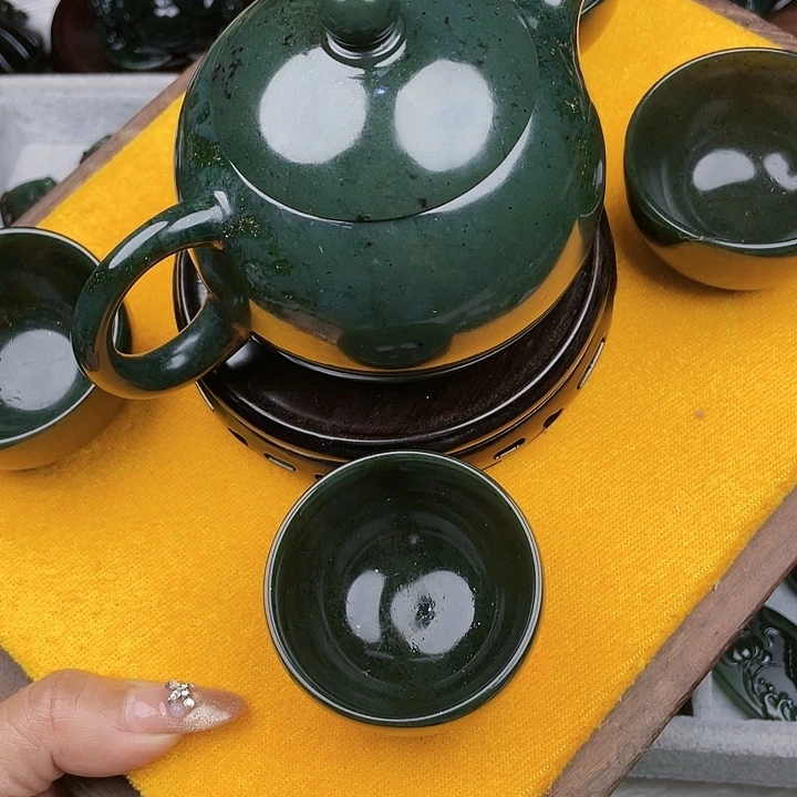 艾***了蛇纹石玉未镶嵌挂件