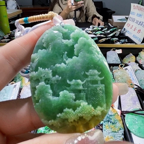 翡翠未镶嵌颈饰一个