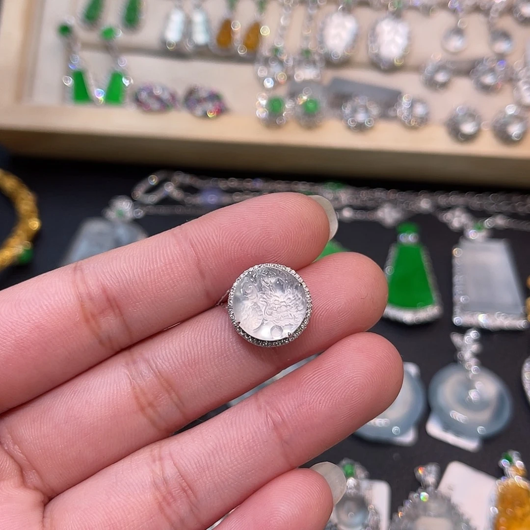 翡翠18K金镶嵌颈饰龙