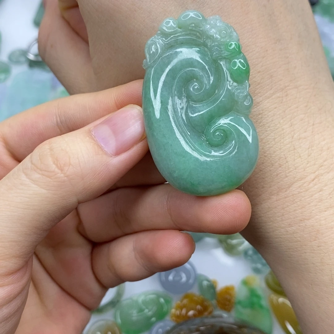 翡翠未镶嵌颈饰如意