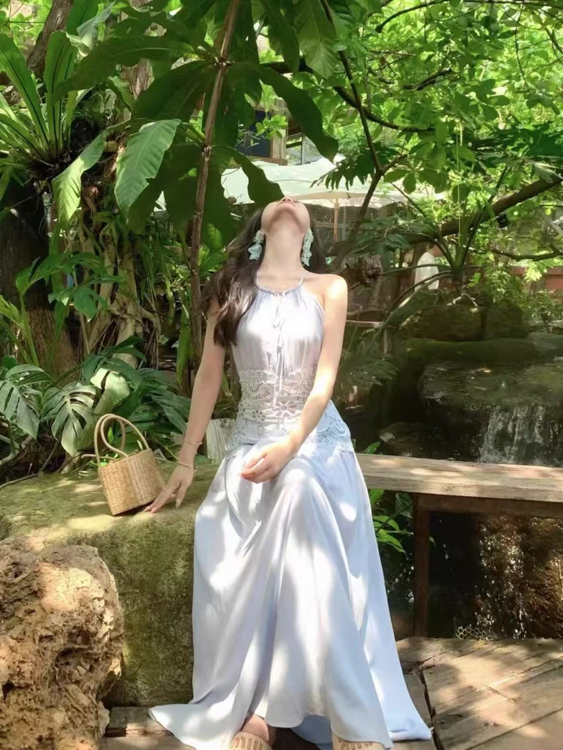 396法式度假风挂脖镂空设计感高级感洋气减龄收腰系带连衣长裙女
