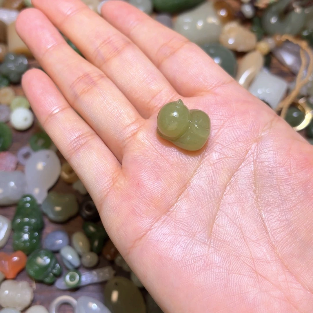 小***芮和田玉未镶嵌珠宝半成品