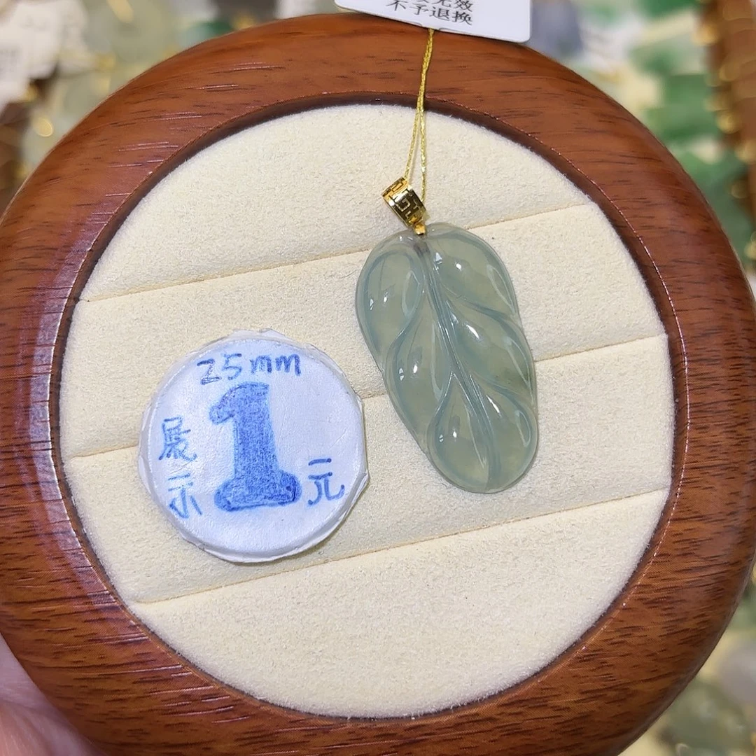 乐****翡翠18K金镶嵌颈饰叶子