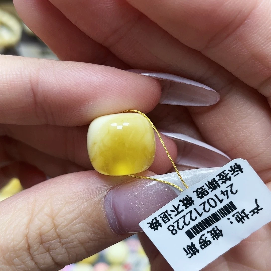 琥珀珠宝奇石未镶嵌14.5*12.9mm微微瑕