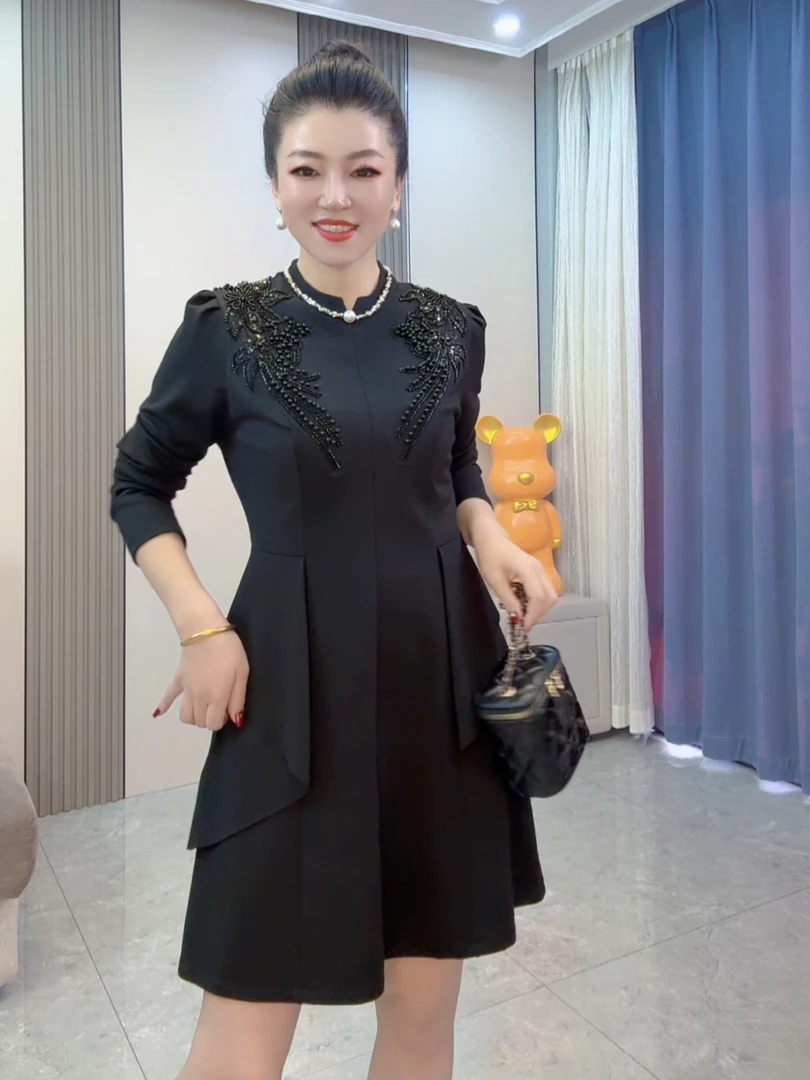 轻奢气质钉珠连衣裙显瘦遮肉大码女装秋冬新款胖mm红色新年战袍