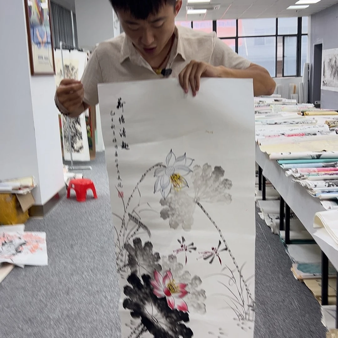 国画卖字画的小男孩