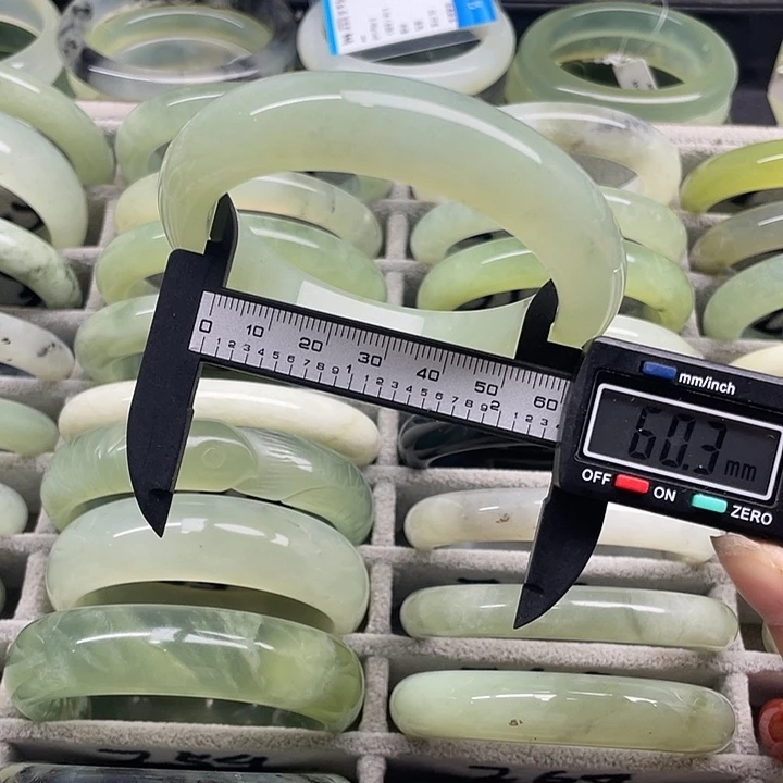 蛇纹石玉未镶嵌手镯270