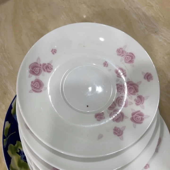 4个釉下五彩的瓷器和瓷器