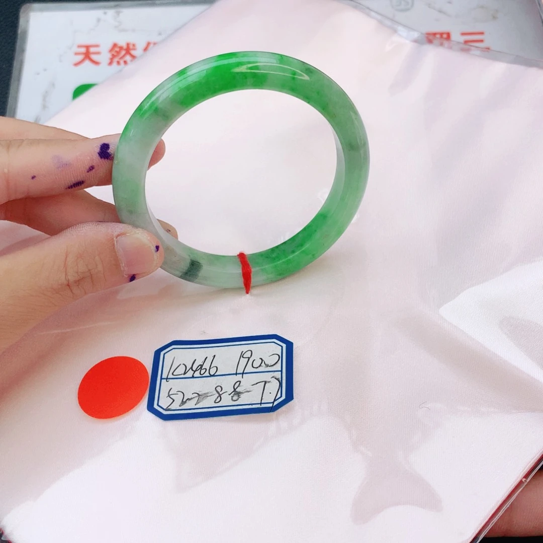 翡翠手镯未镶嵌翡翠